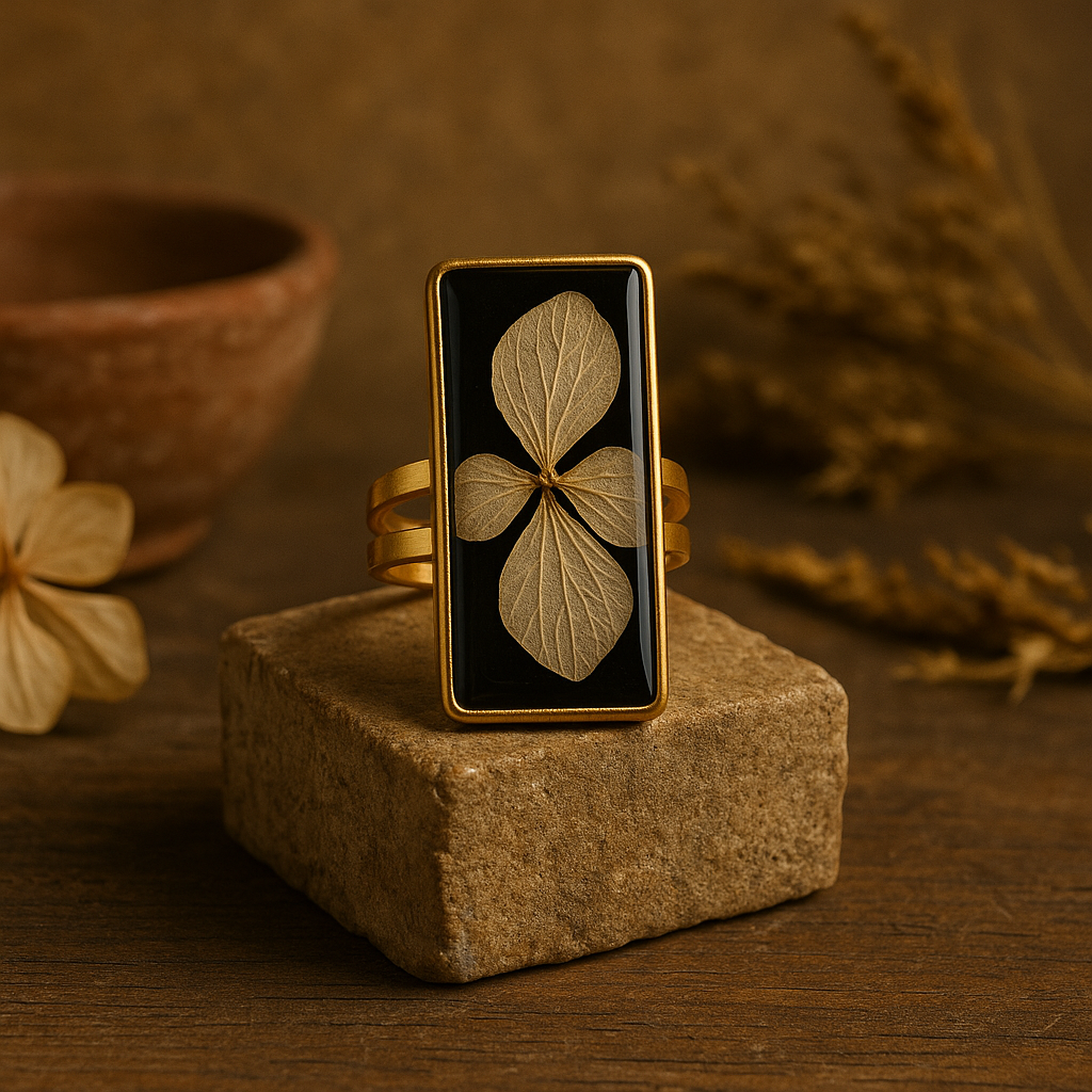 beige hydrangea ring 4.png